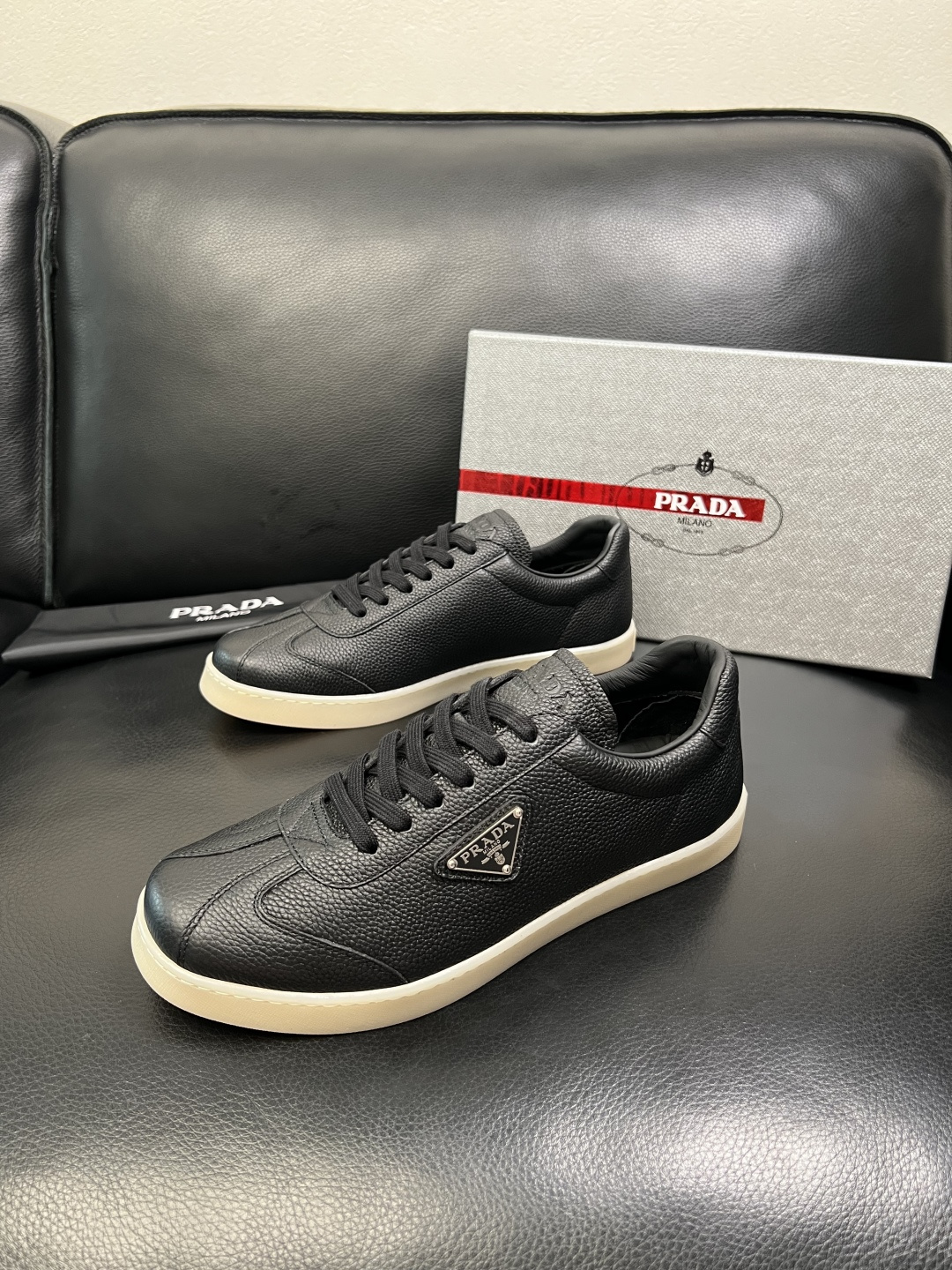 PRADA 高品质 顶级工艺品 普拉达 专柜同步 原厂配置，意大利进口原版牛皮面料，透气舒适进口水染牛里