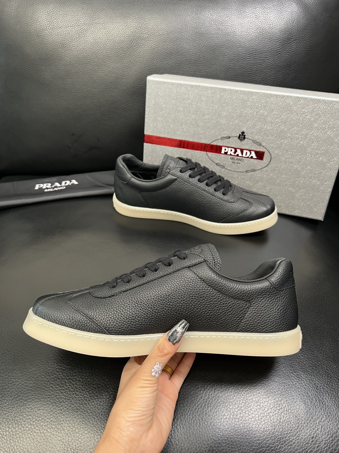 PRADA 高品质 顶级工艺品 普拉达 专柜同步 原厂配置，意大利进口原版牛皮面料，透气舒适进口水染牛里