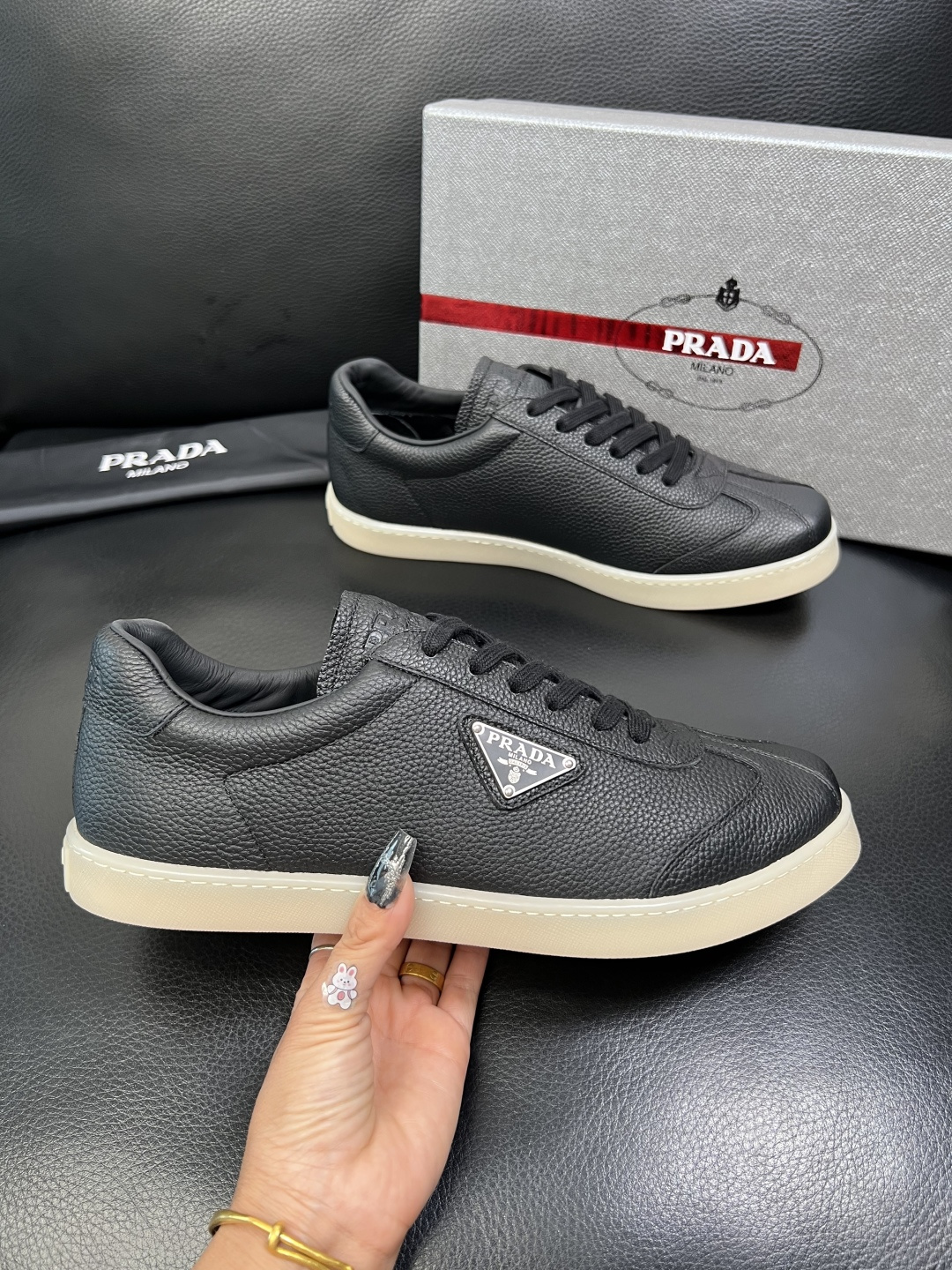 PRADA 高品质 顶级工艺品 普拉达 专柜同步 原厂配置，意大利进口原版牛皮面料，透气舒适进口水染牛里