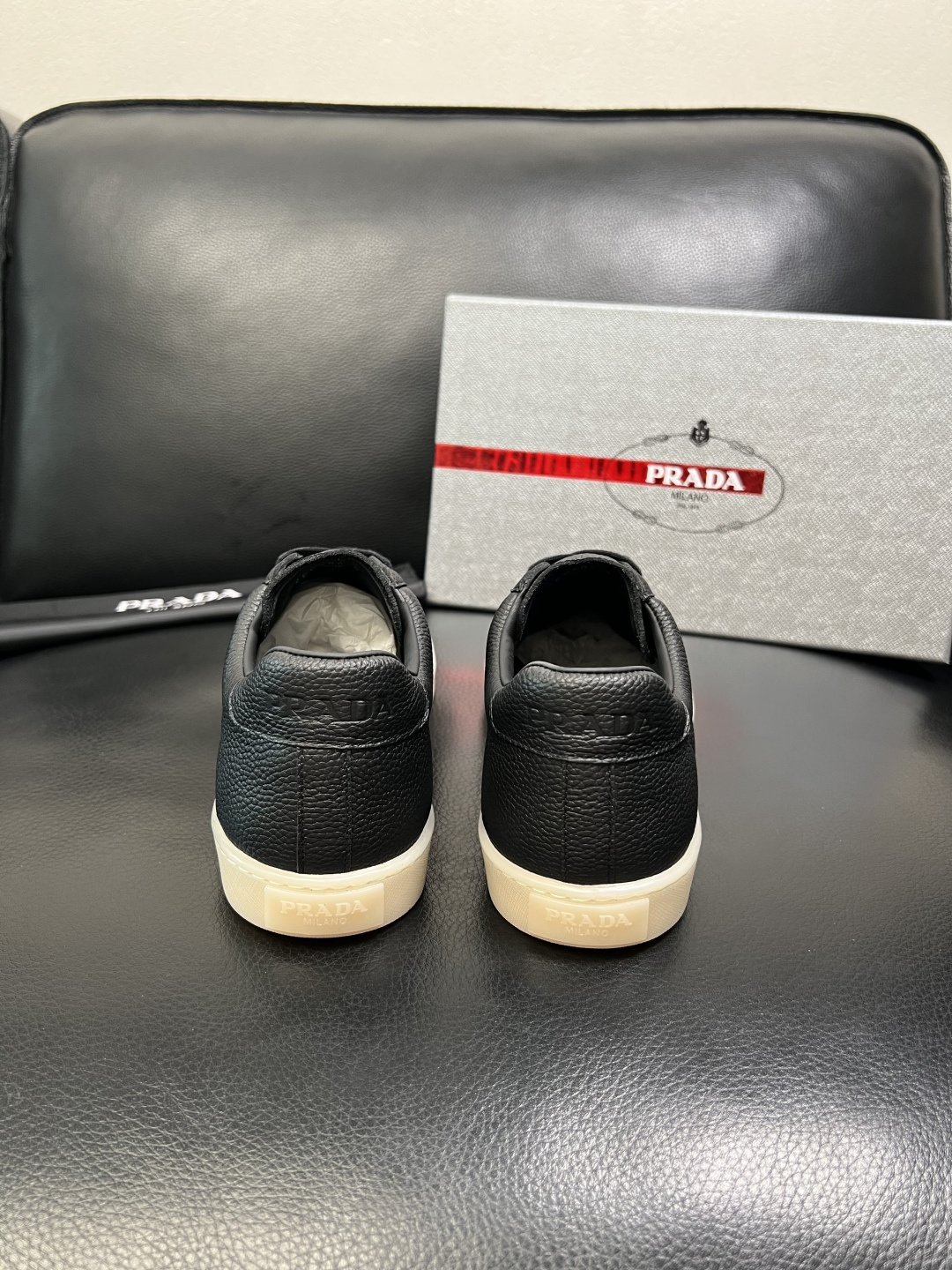 PRADA 高品质 顶级工艺品 普拉达 专柜同步 原厂配置，意大利进口原版牛皮面料，透气舒适进口水染牛里