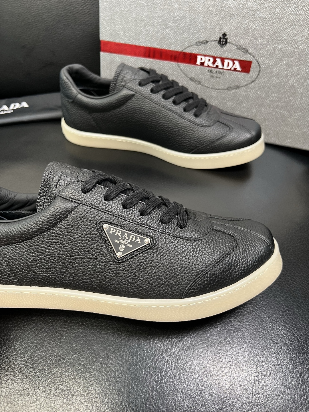 PRADA 高品质 顶级工艺品 普拉达 专柜同步 原厂配置，意大利进口原版牛皮面料，透气舒适进口水染牛里