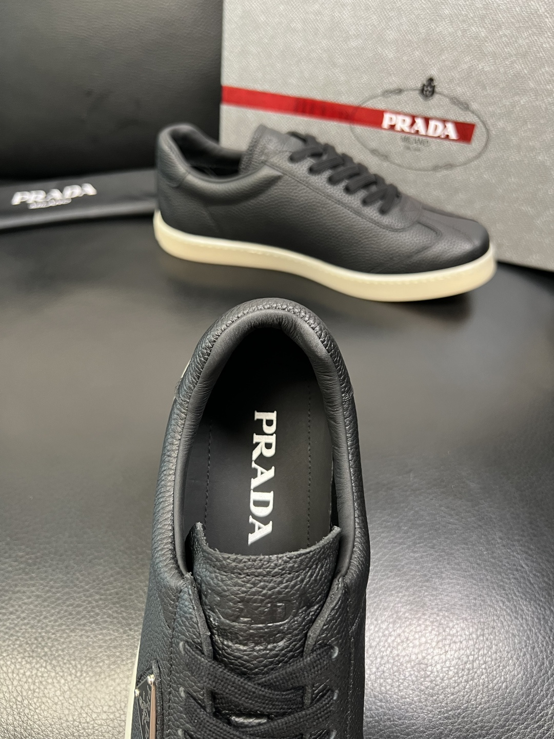 PRADA 高品质 顶级工艺品 普拉达 专柜同步 原厂配置，意大利进口原版牛皮面料，透气舒适进口水染牛里