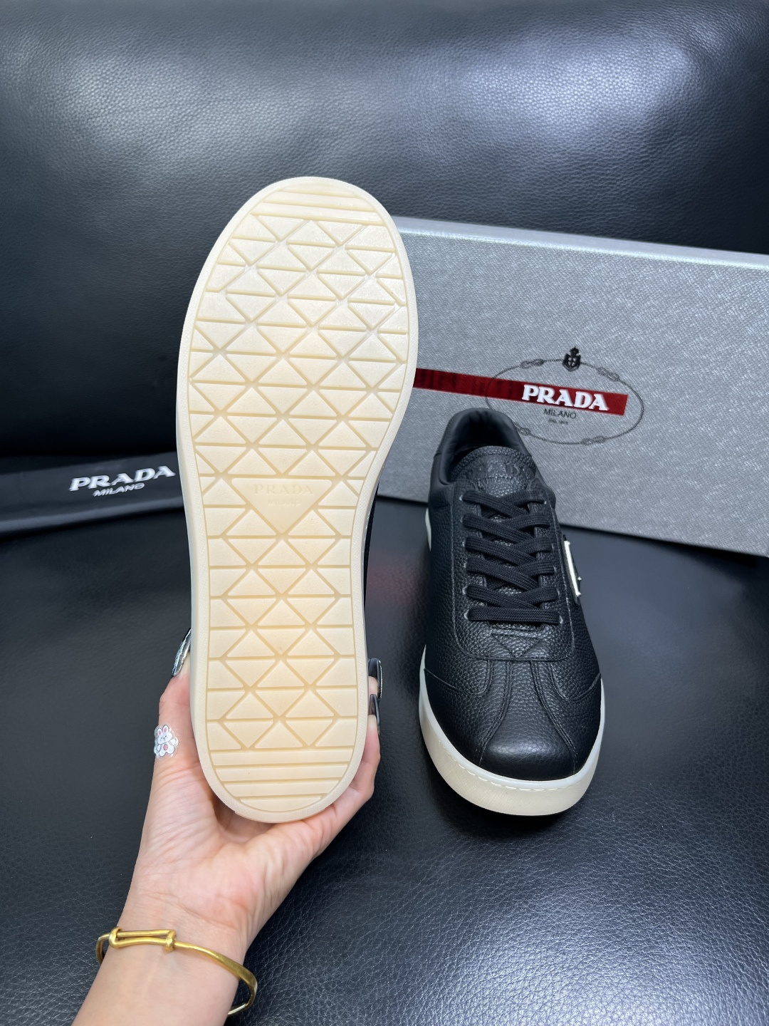 PRADA 高品质 顶级工艺品 普拉达 专柜同步 原厂配置，意大利进口原版牛皮面料，透气舒适进口水染牛里