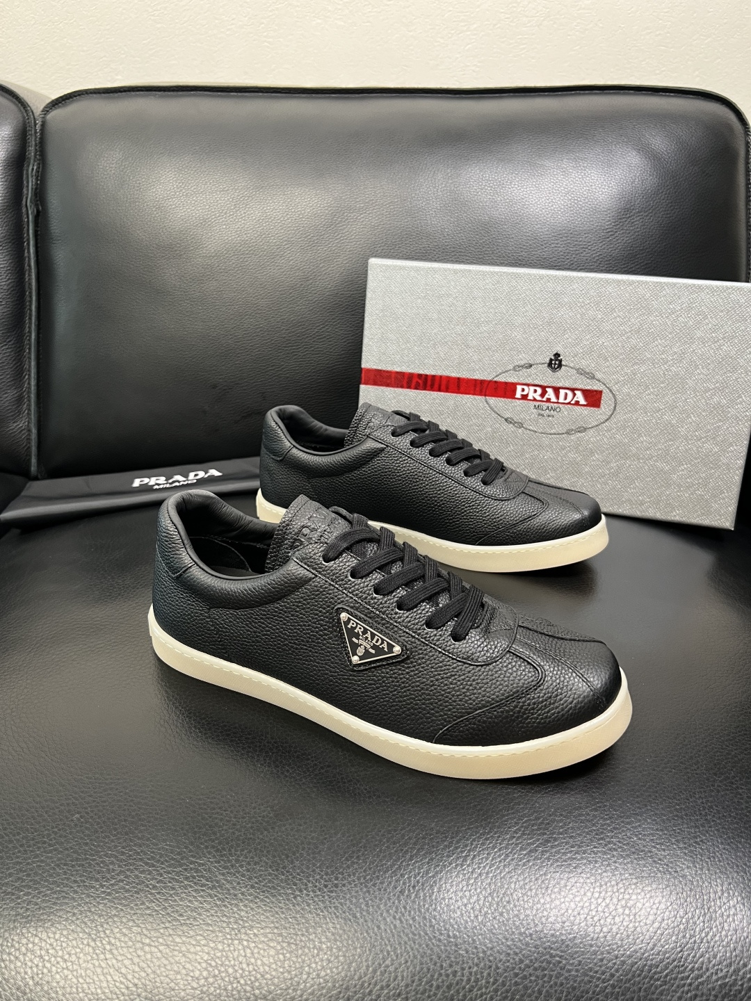 PRADA 高品质 顶级工艺品 普拉达 专柜同步 原厂配置，意大利进口原版牛皮面料，透气舒适进口水染牛里