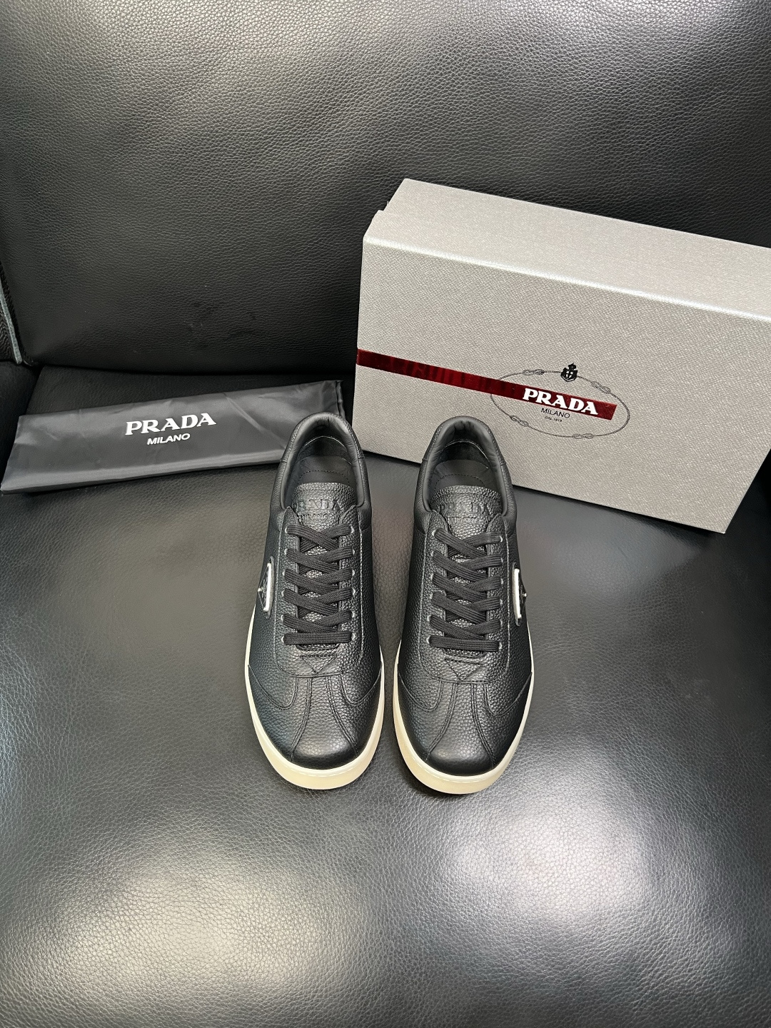 PRADA 高品质 顶级工艺品 普拉达 专柜同步 原厂配置，意大利进口原版牛皮面料，透气舒适进口水染牛里