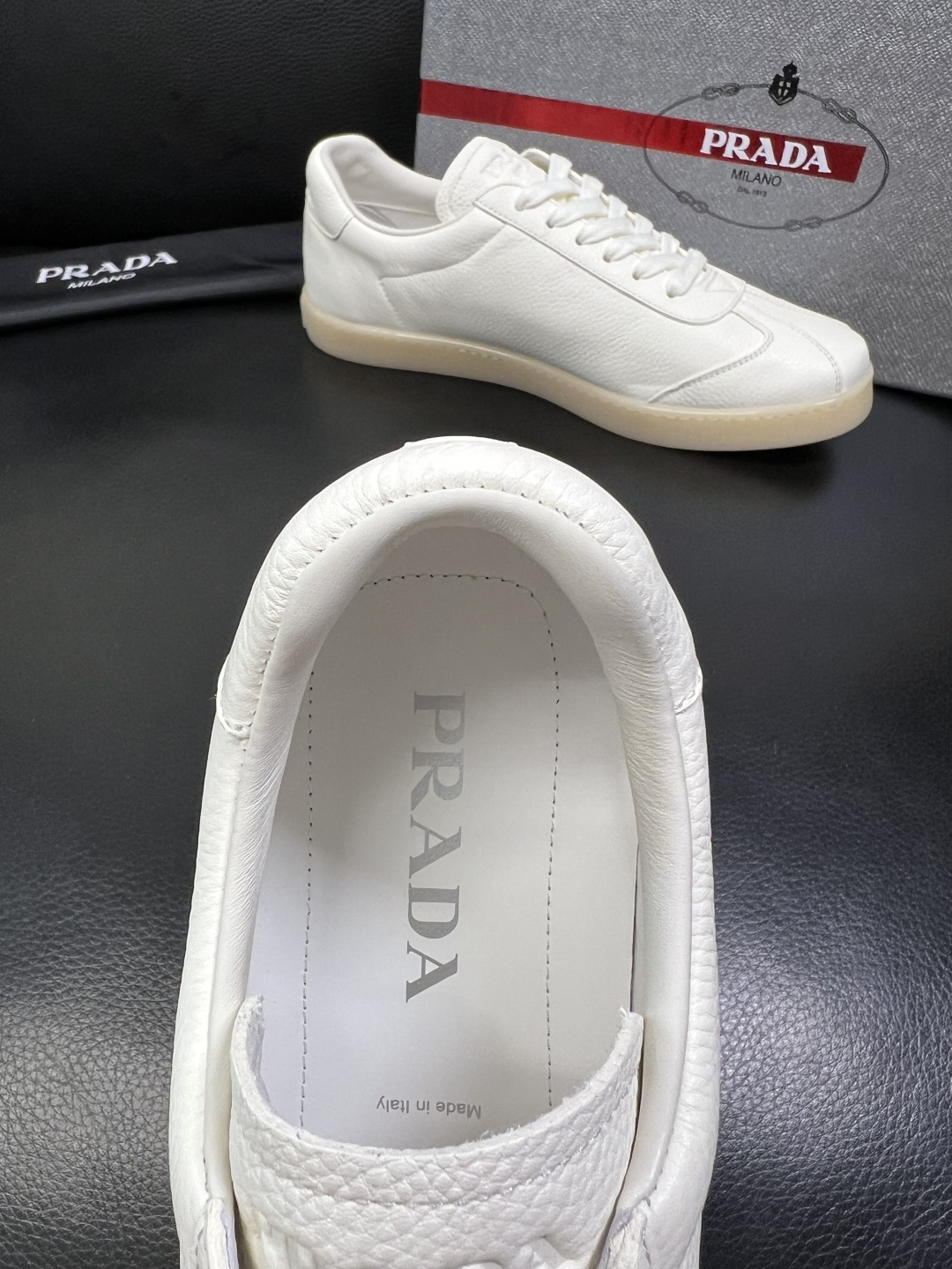 PRADA 高品质 顶级工艺品 普拉达 专柜同步 原厂配置，意大利进口原版牛皮面料，透气舒适进口水染牛里