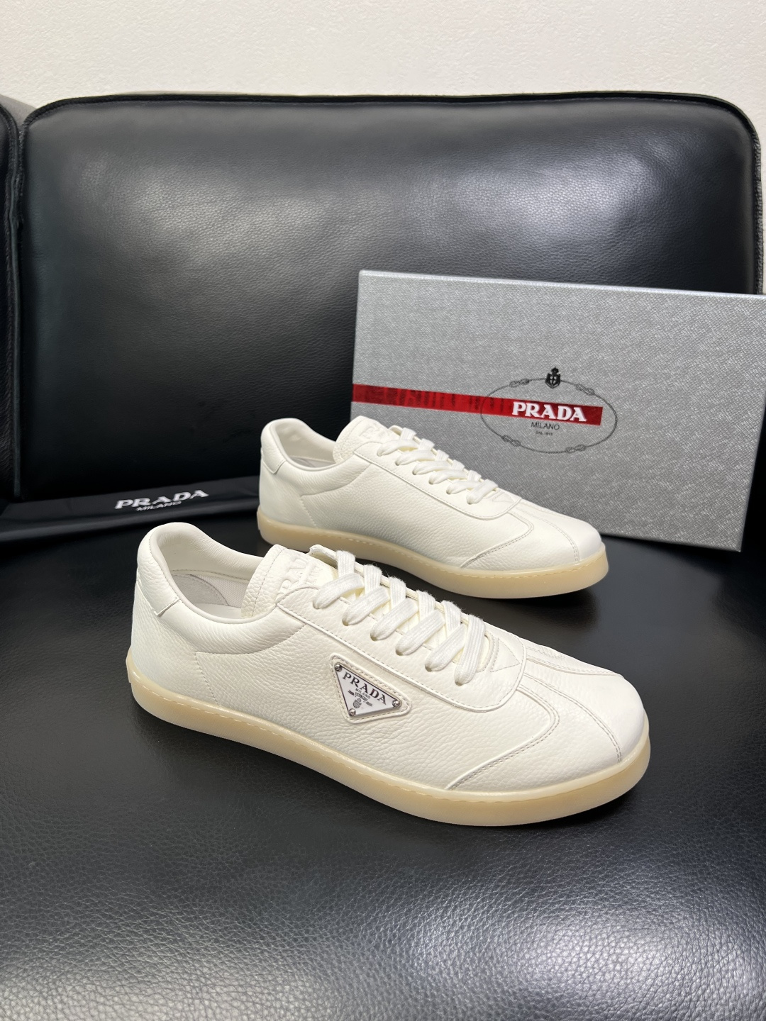 PRADA 高品质 顶级工艺品 普拉达 专柜同步 原厂配置，意大利进口原版牛皮面料，透气舒适进口水染牛里