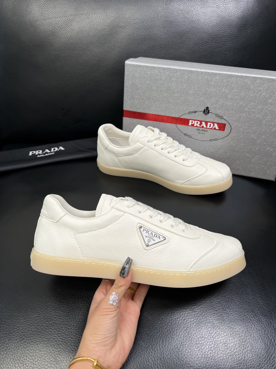 PRADA 高品质 顶级工艺品 普拉达 专柜同步 原厂配置，意大利进口原版牛皮面料，透气舒适进口水染牛里