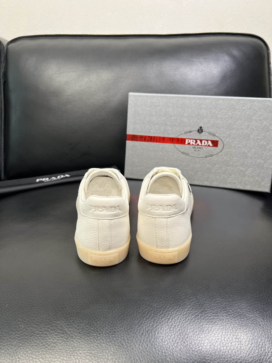 PRADA 高品质 顶级工艺品 普拉达 专柜同步 原厂配置，意大利进口原版牛皮面料，透气舒适进口水染牛里