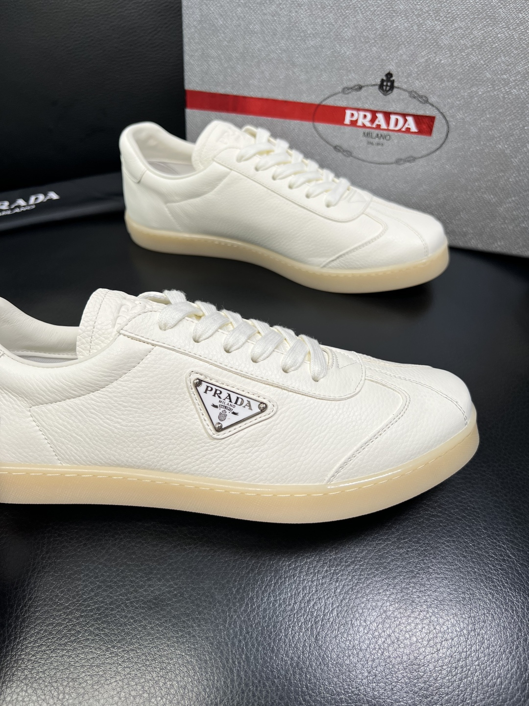 PRADA 高品质 顶级工艺品 普拉达 专柜同步 原厂配置，意大利进口原版牛皮面料，透气舒适进口水染牛里