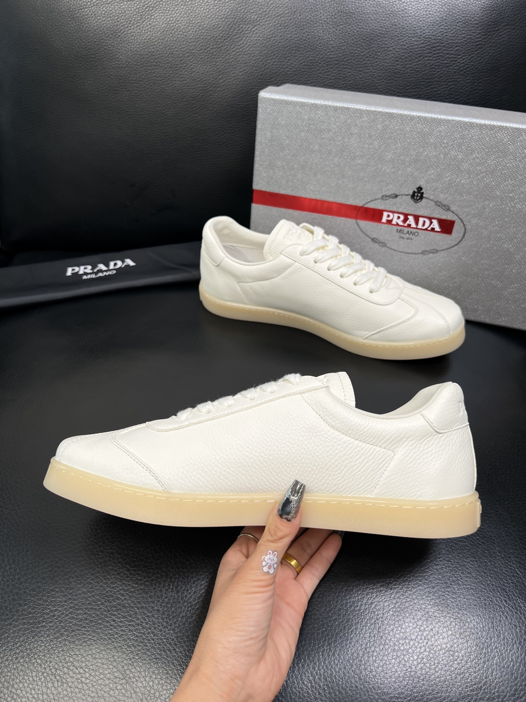 PRADA 高品质 顶级工艺品 普拉达 专柜同步 原厂配置，意大利进口原版牛皮面料，透气舒适进口水染牛里