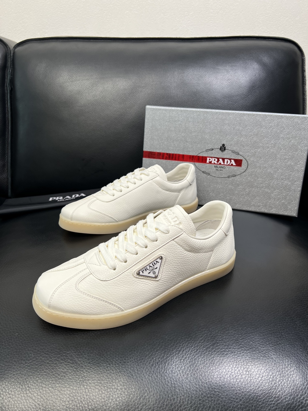 PRADA 高品质 顶级工艺品 普拉达 专柜同步 原厂配置，意大利进口原版牛皮面料，透气舒适进口水染牛里