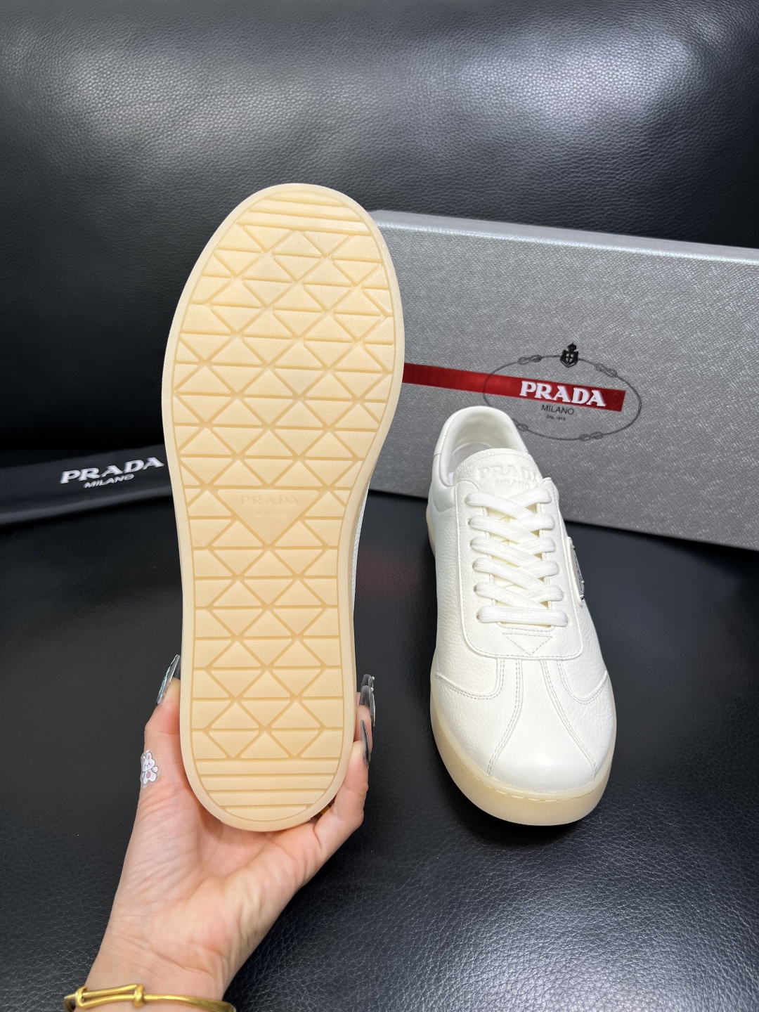 PRADA 高品质 顶级工艺品 普拉达 专柜同步 原厂配置，意大利进口原版牛皮面料，透气舒适进口水染牛里