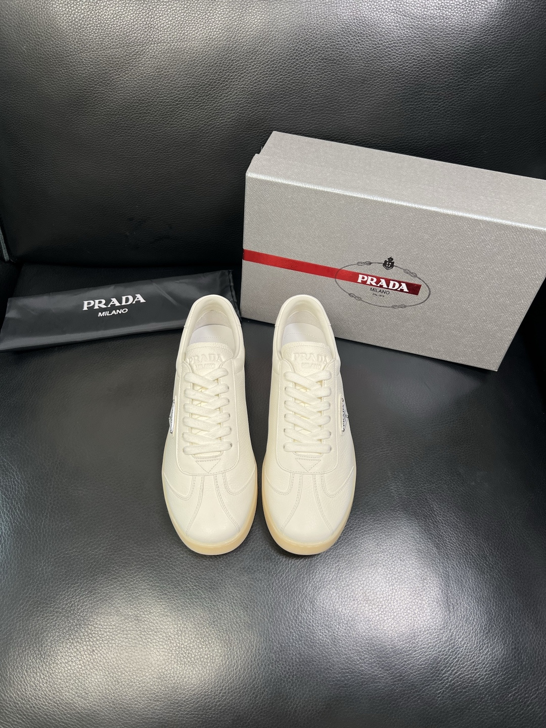 PRADA 高品质 顶级工艺品 普拉达 专柜同步 原厂配置，意大利进口原版牛皮面料，透气舒适进口水染牛里