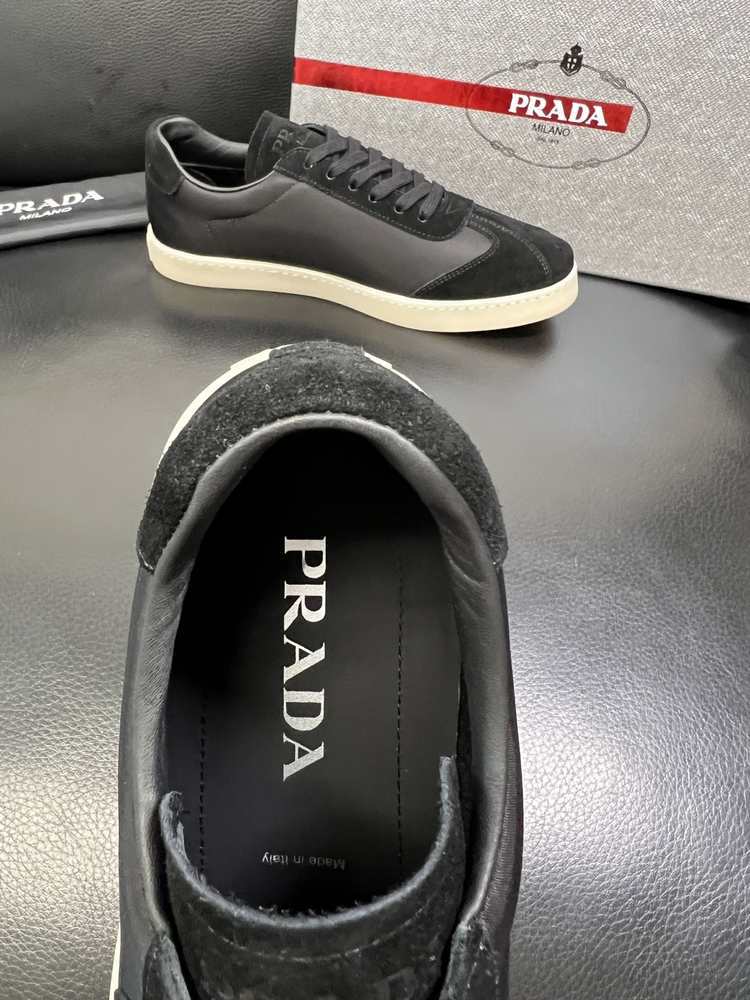 PRADA 高品质 顶级工艺品 普拉达 专柜同步 原厂配置，意大利进口原版牛皮面料，透气舒适进口水染牛里