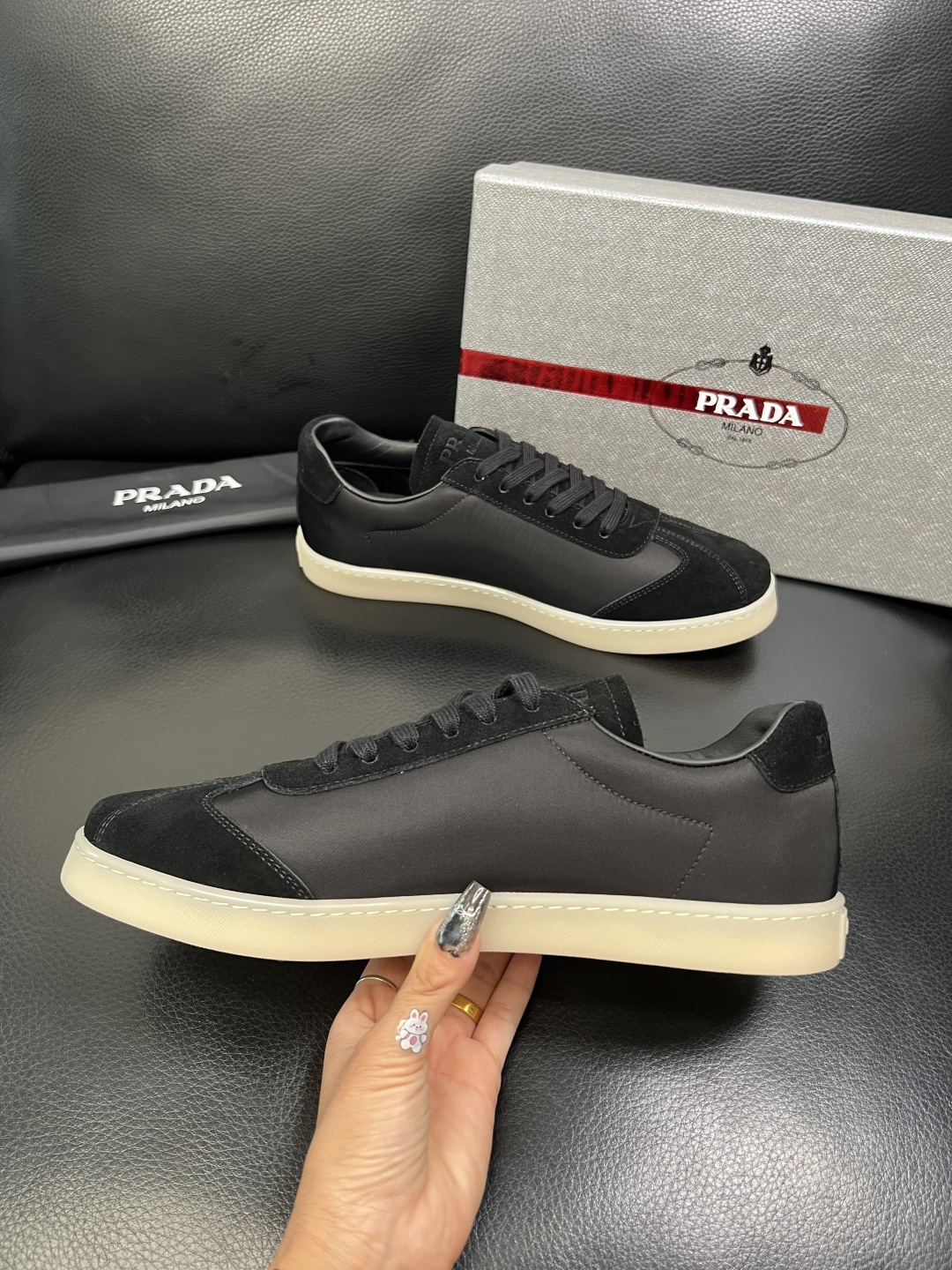 PRADA 高品质 顶级工艺品 普拉达 专柜同步 原厂配置，意大利进口原版牛皮面料，透气舒适进口水染牛里