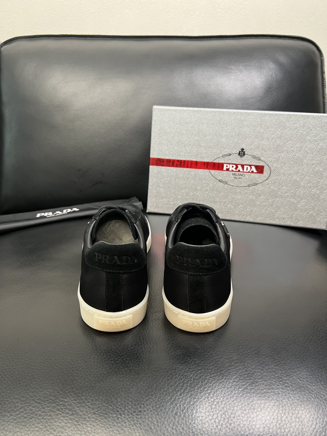 PRADA 高品质 顶级工艺品 普拉达 专柜同步 原厂配置，意大利进口原版牛皮面料，透气舒适进口水染牛里