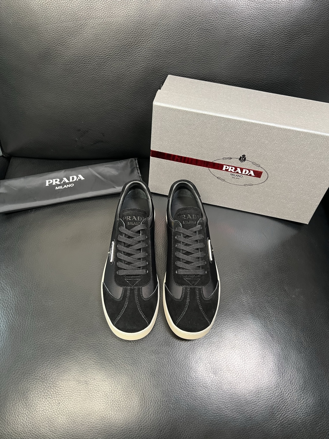 PRADA 高品质 顶级工艺品 普拉达 专柜同步 原厂配置，意大利进口原版牛皮面料，透气舒适进口水染牛里