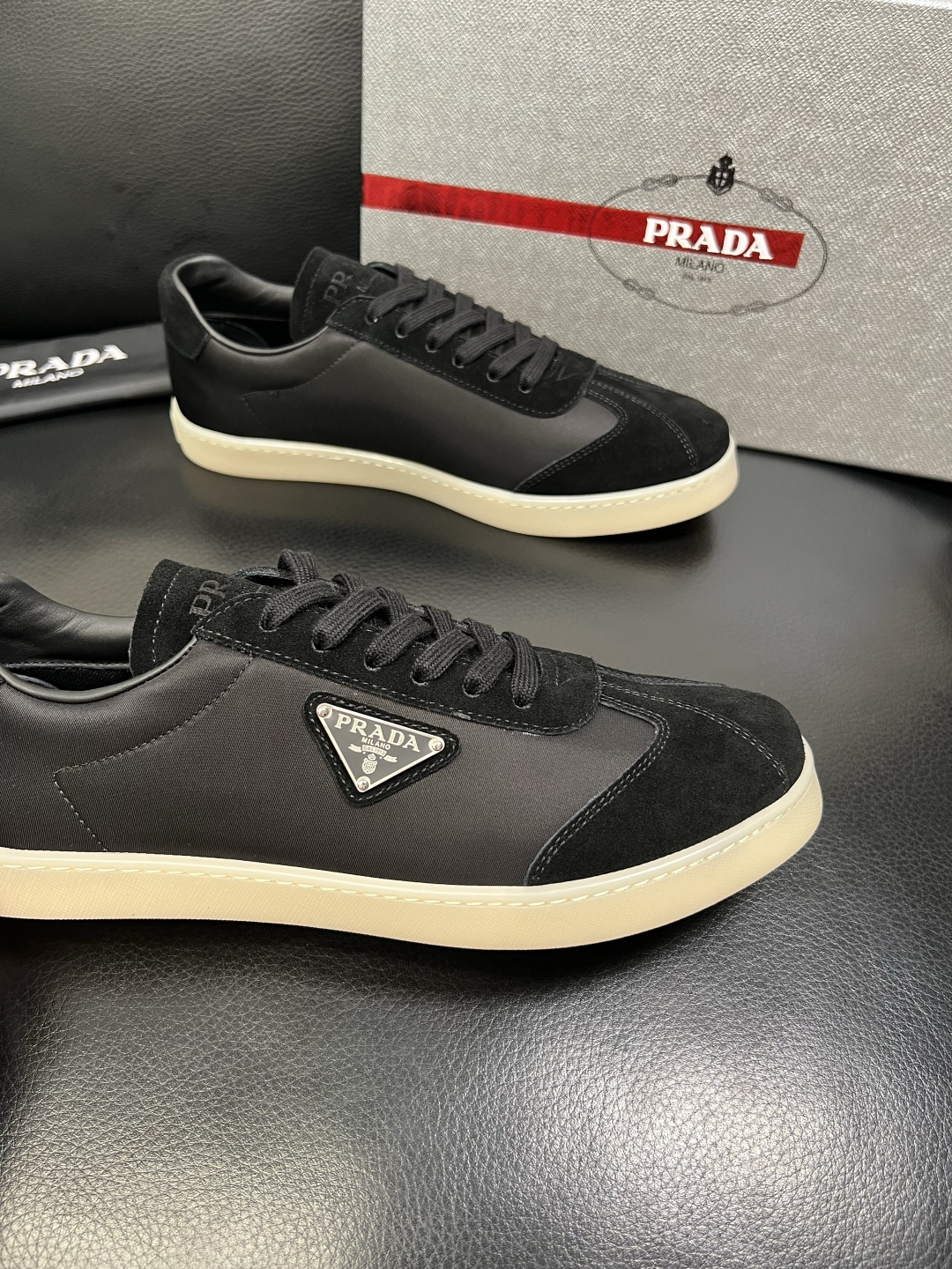 PRADA 高品质 顶级工艺品 普拉达 专柜同步 原厂配置，意大利进口原版牛皮面料，透气舒适进口水染牛里