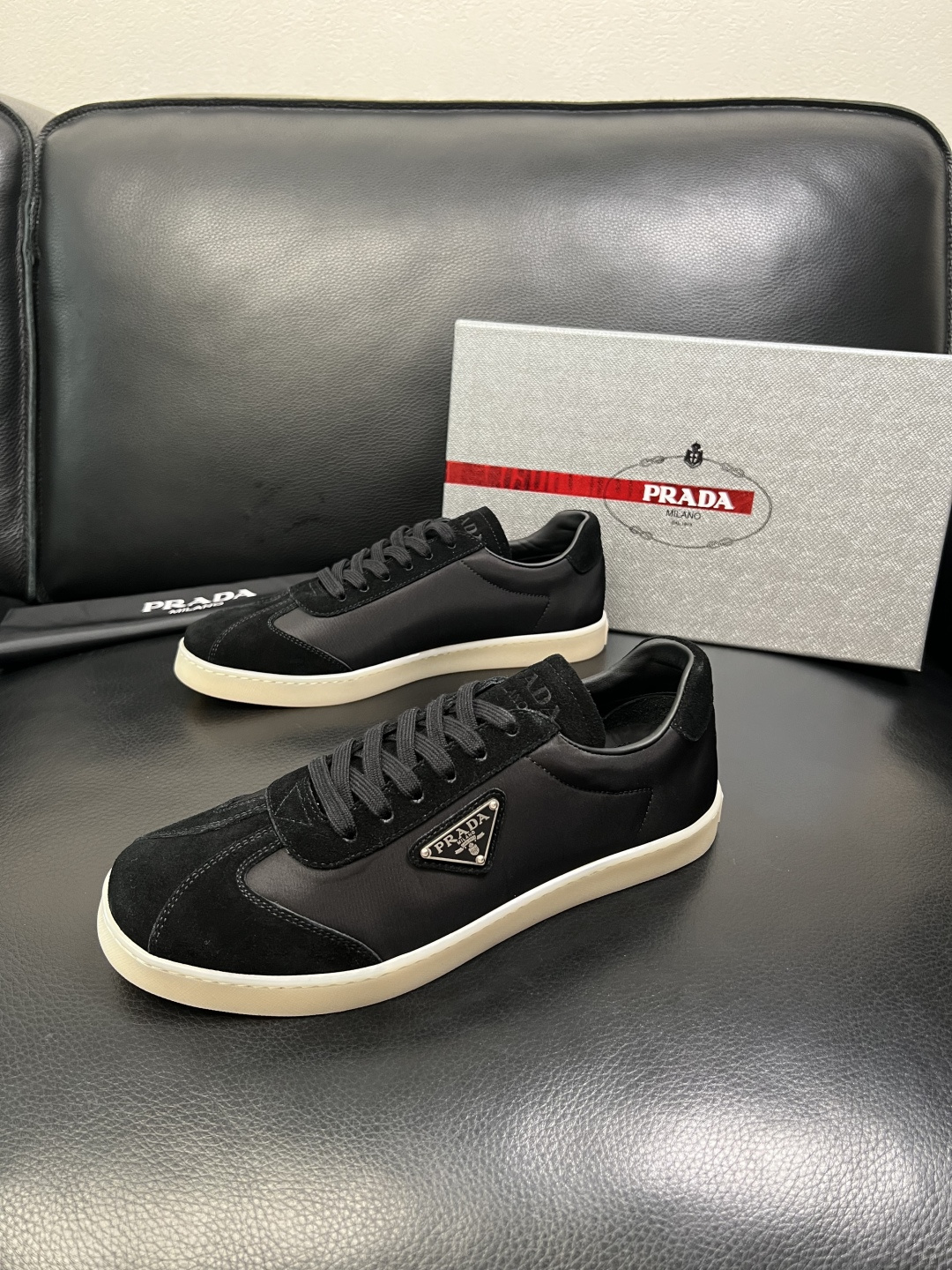 PRADA 高品质 顶级工艺品 普拉达 专柜同步 原厂配置，意大利进口原版牛皮面料，透气舒适进口水染牛里