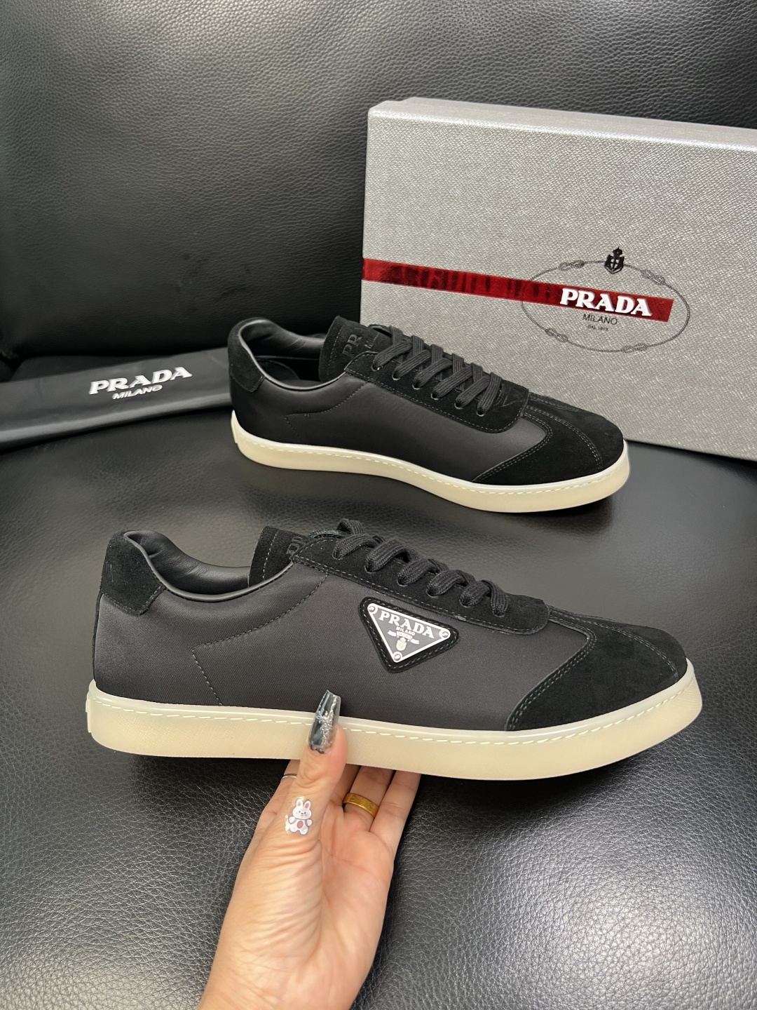 PRADA 高品质 顶级工艺品 普拉达 专柜同步 原厂配置，意大利进口原版牛皮面料，透气舒适进口水染牛里