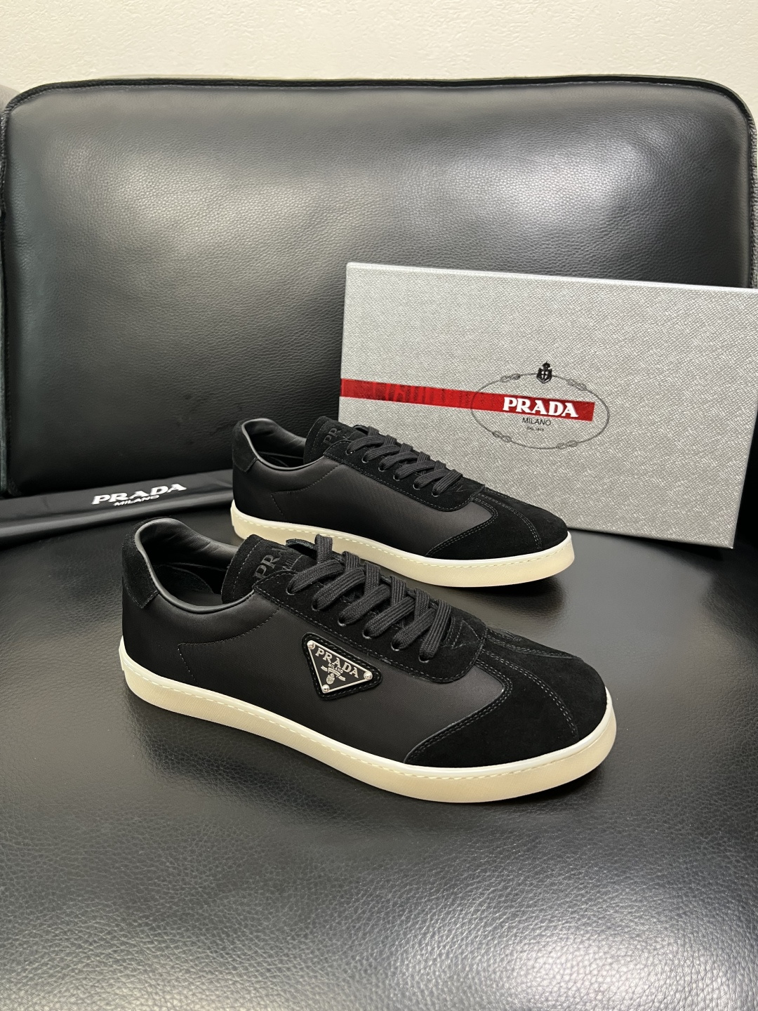 PRADA 高品质 顶级工艺品 普拉达 专柜同步 原厂配置，意大利进口原版牛皮面料，透气舒适进口水染牛里