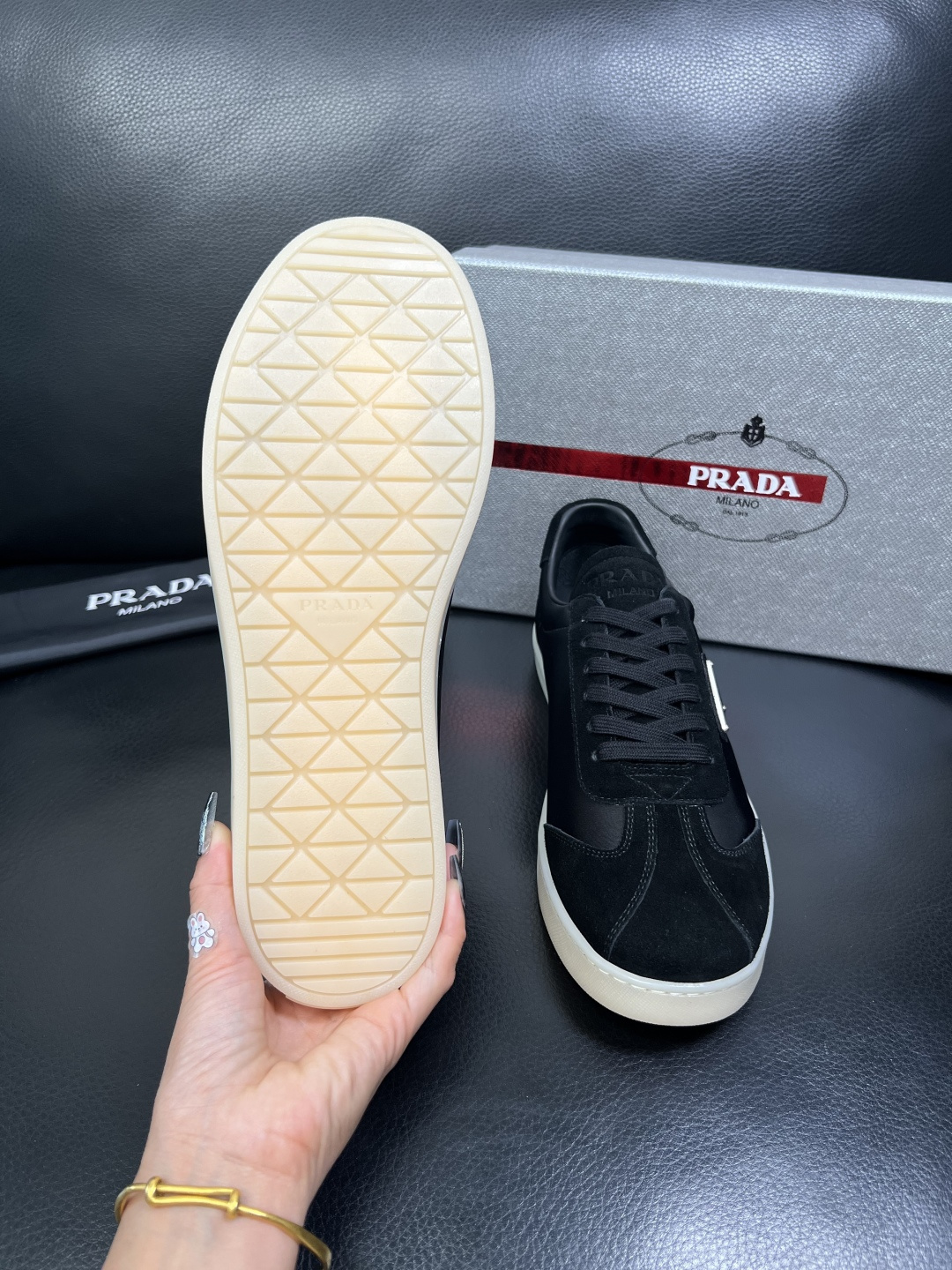 PRADA 高品质 顶级工艺品 普拉达 专柜同步 原厂配置，意大利进口原版牛皮面料，透气舒适进口水染牛里