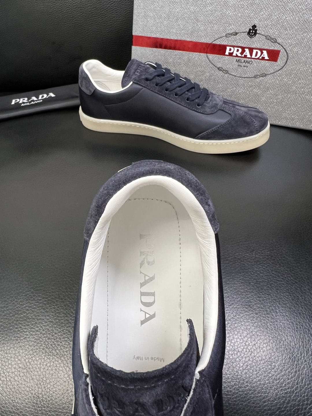 PRADA 高品质 顶级工艺品 普拉达 专柜同步 原厂配置，意大利进口原版牛皮面料，透气舒适进口水染牛里