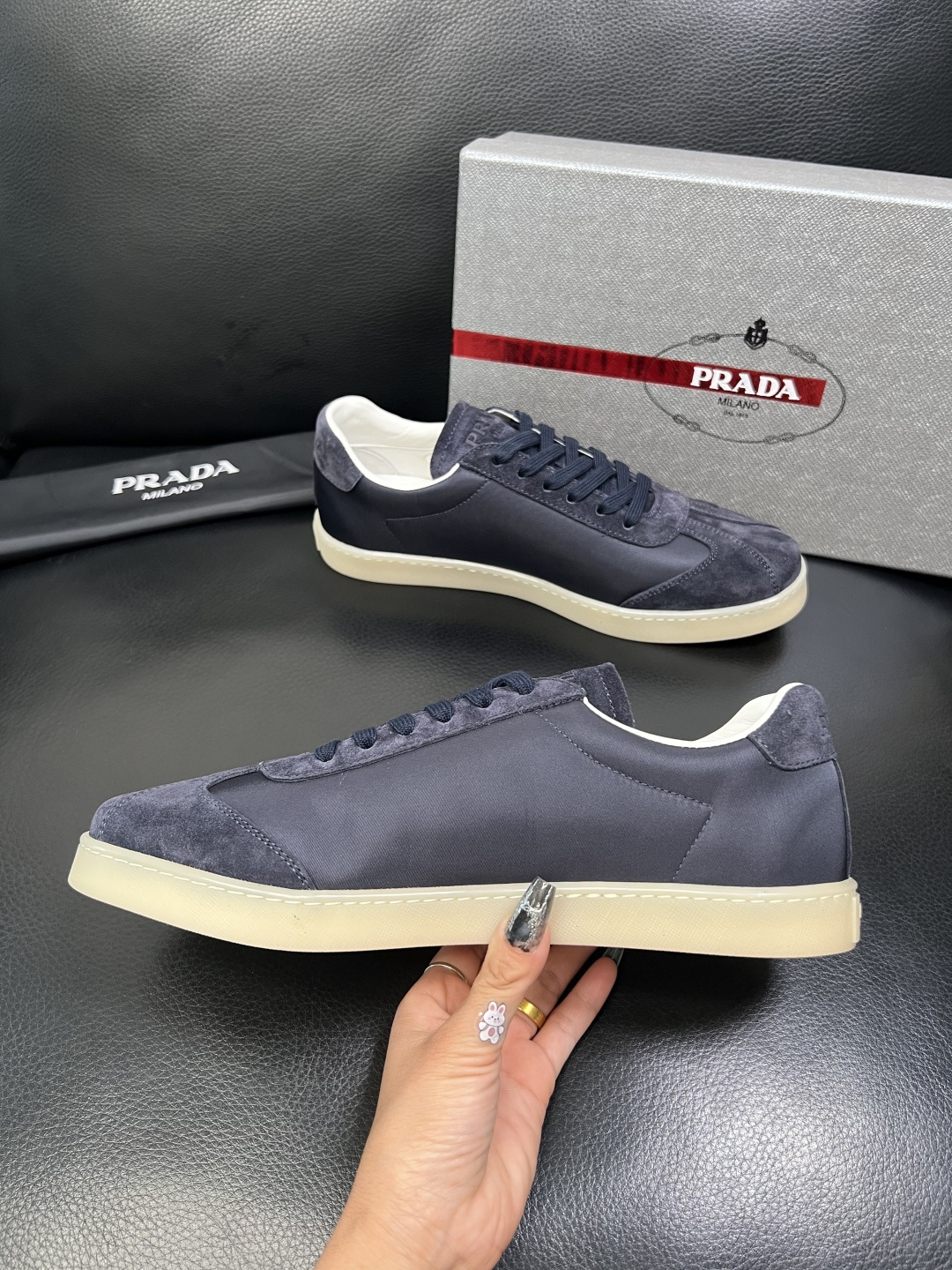 PRADA 高品质 顶级工艺品 普拉达 专柜同步 原厂配置，意大利进口原版牛皮面料，透气舒适进口水染牛里