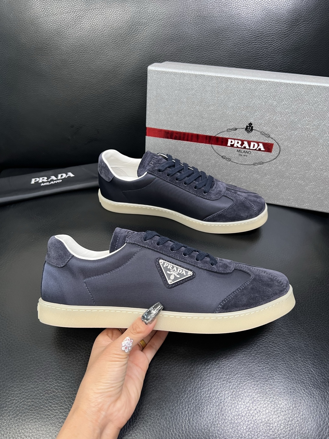 PRADA 高品质 顶级工艺品 普拉达 专柜同步 原厂配置，意大利进口原版牛皮面料，透气舒适进口水染牛里