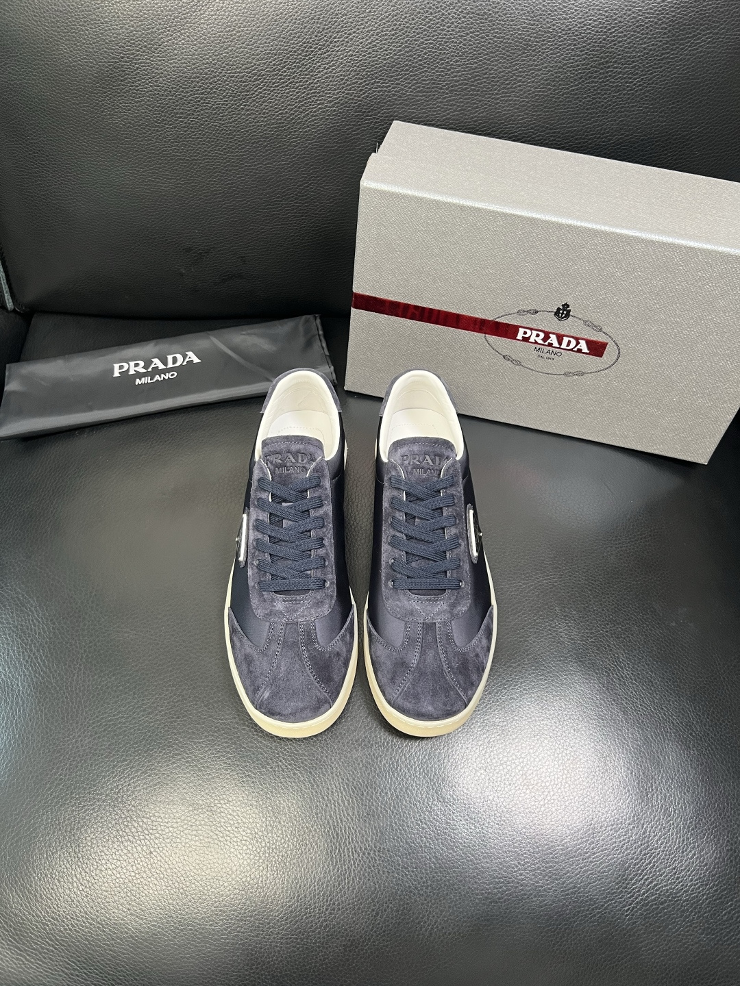 PRADA 高品质 顶级工艺品 普拉达 专柜同步 原厂配置，意大利进口原版牛皮面料，透气舒适进口水染牛里