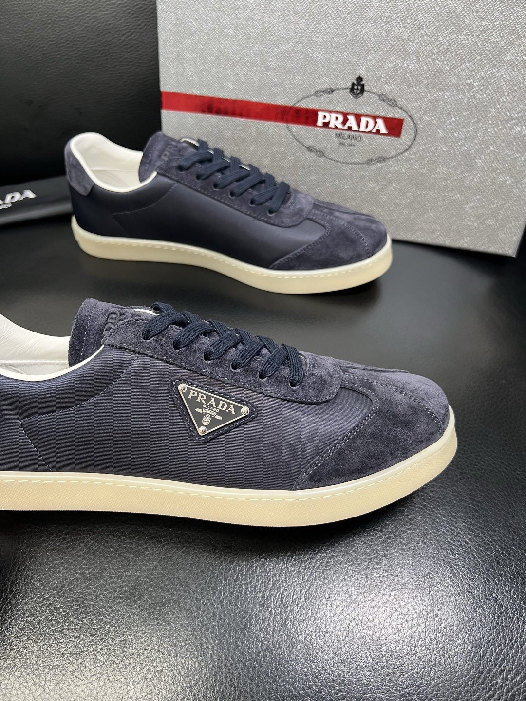 PRADA 高品质 顶级工艺品 普拉达 专柜同步 原厂配置，意大利进口原版牛皮面料，透气舒适进口水染牛里