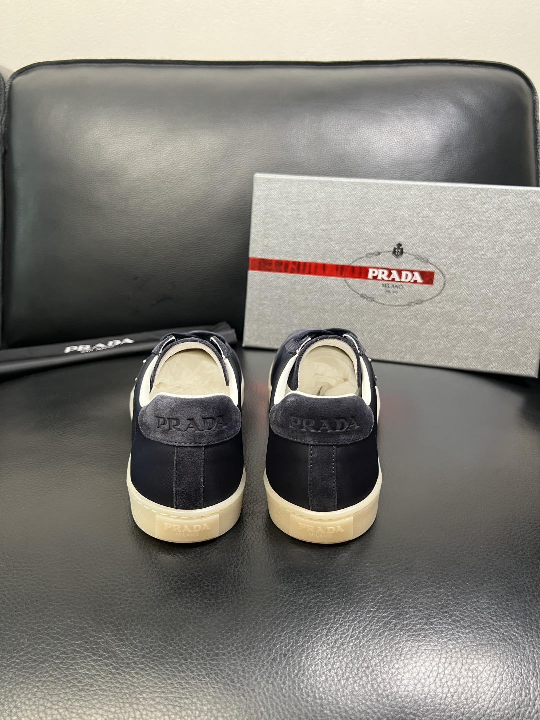 PRADA 高品质 顶级工艺品 普拉达 专柜同步 原厂配置，意大利进口原版牛皮面料，透气舒适进口水染牛里