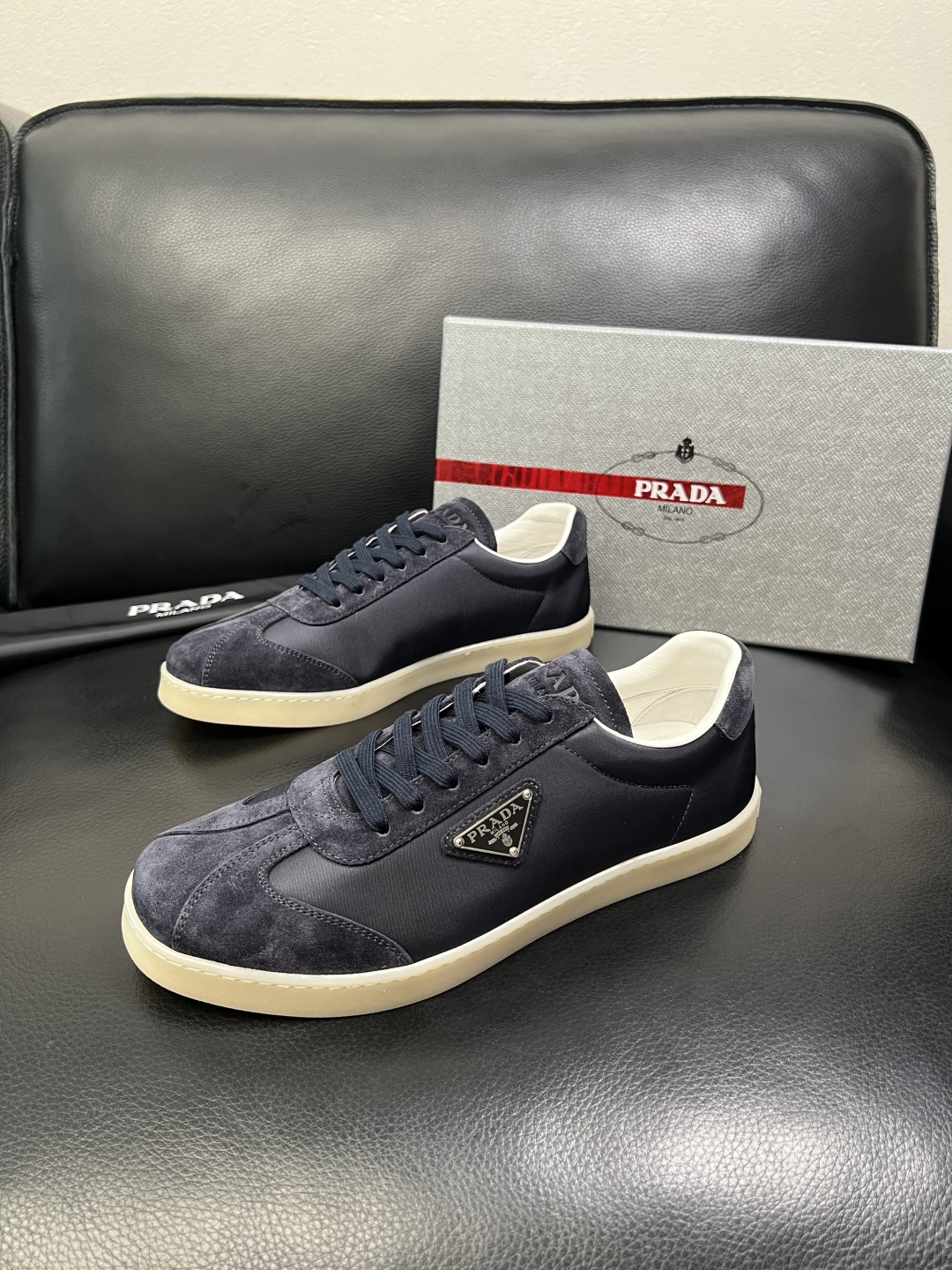 PRADA 高品质 顶级工艺品 普拉达 专柜同步 原厂配置，意大利进口原版牛皮面料，透气舒适进口水染牛里