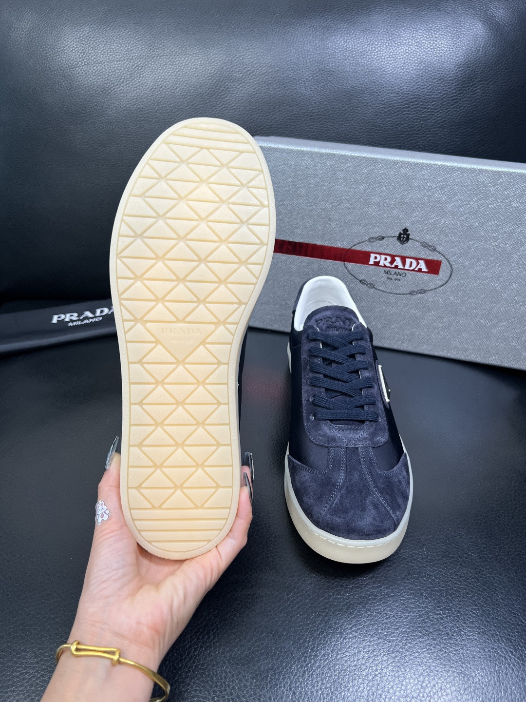 PRADA 高品质 顶级工艺品 普拉达 专柜同步 原厂配置，意大利进口原版牛皮面料，透气舒适进口水染牛里