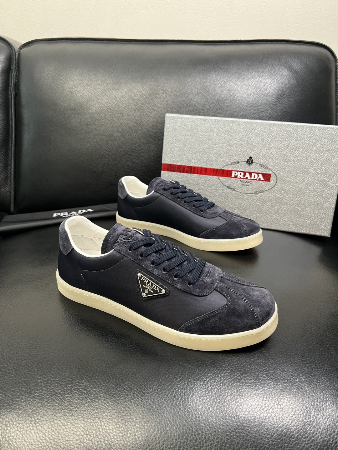 PRADA 高品质 顶级工艺品 普拉达 专柜同步 原厂配置，意大利进口原版牛皮面料，透气舒适进口水染牛里