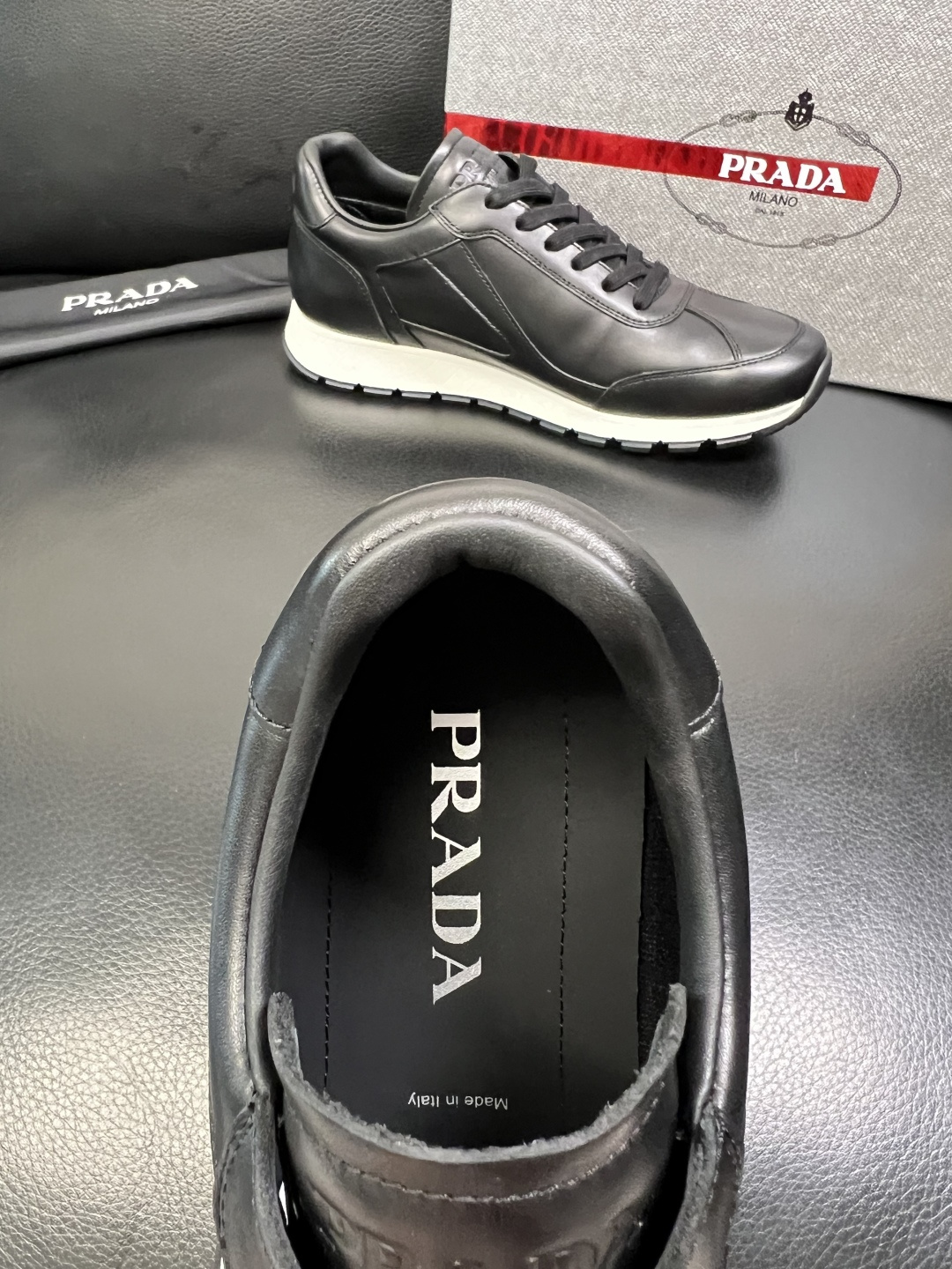 PRADA 高品质 顶级工艺品 普拉达 专柜同步 原厂配置，意大利进口原版牛皮面料，透气舒适进口水染牛里