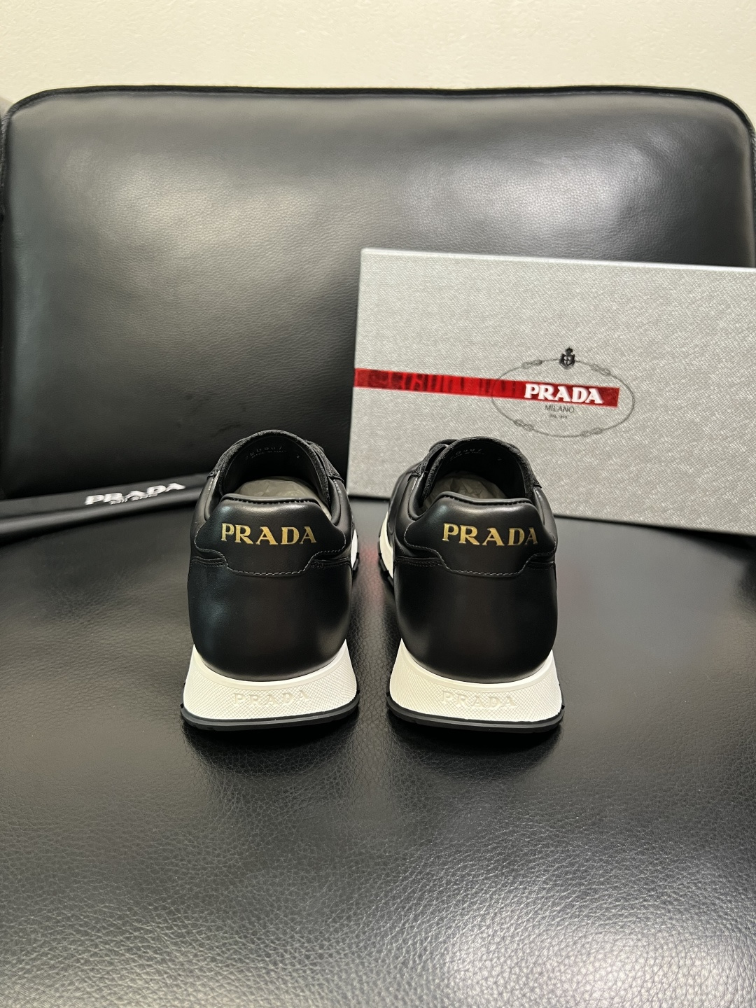 PRADA 高品质 顶级工艺品 普拉达 专柜同步 原厂配置，意大利进口原版牛皮面料，透气舒适进口水染牛里