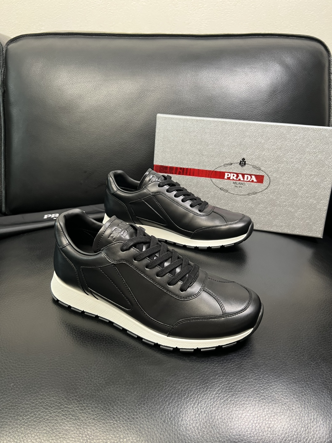 PRADA 高品质 顶级工艺品 普拉达 专柜同步 原厂配置，意大利进口原版牛皮面料，透气舒适进口水染牛里