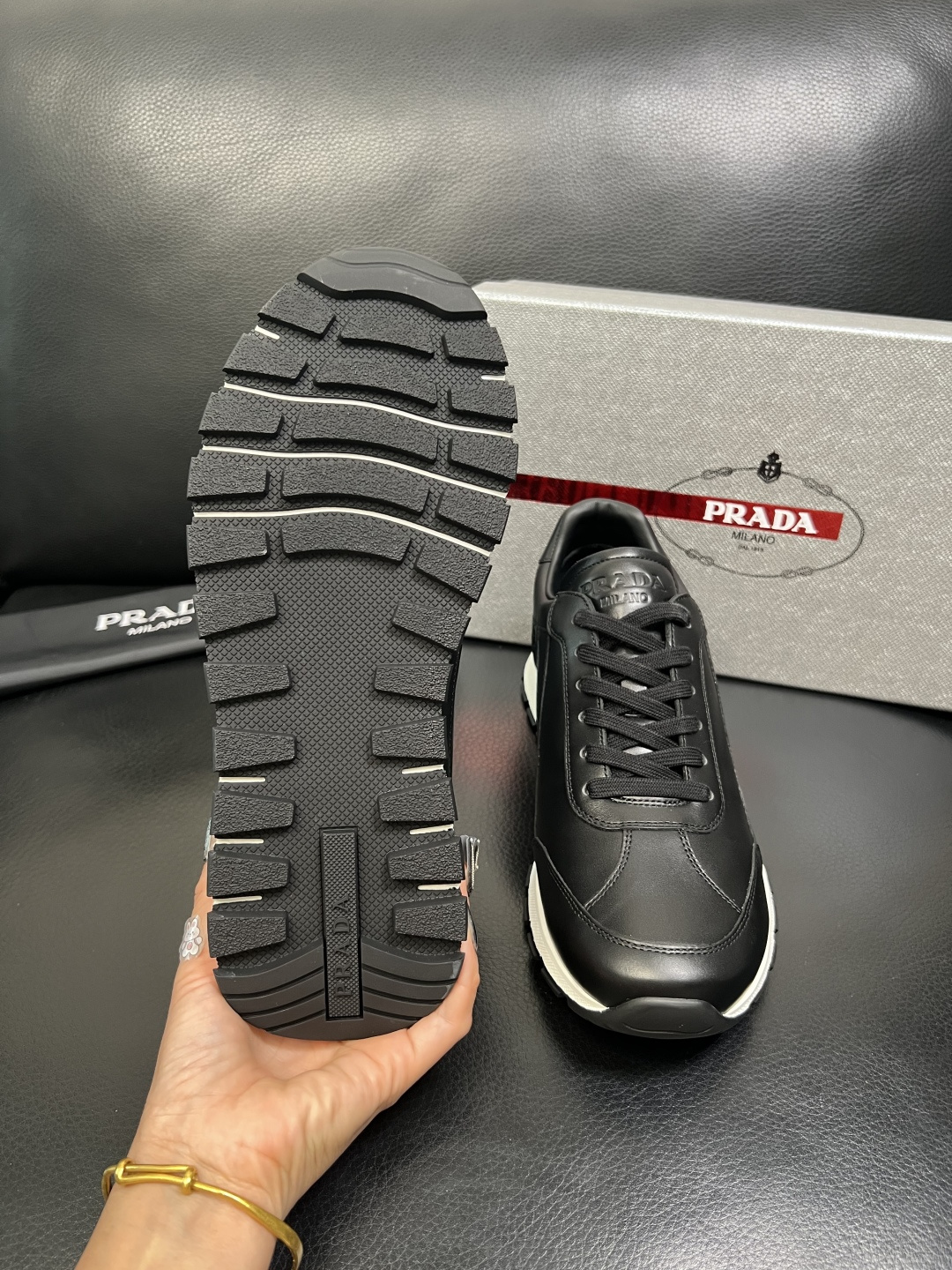 PRADA 高品质 顶级工艺品 普拉达 专柜同步 原厂配置，意大利进口原版牛皮面料，透气舒适进口水染牛里