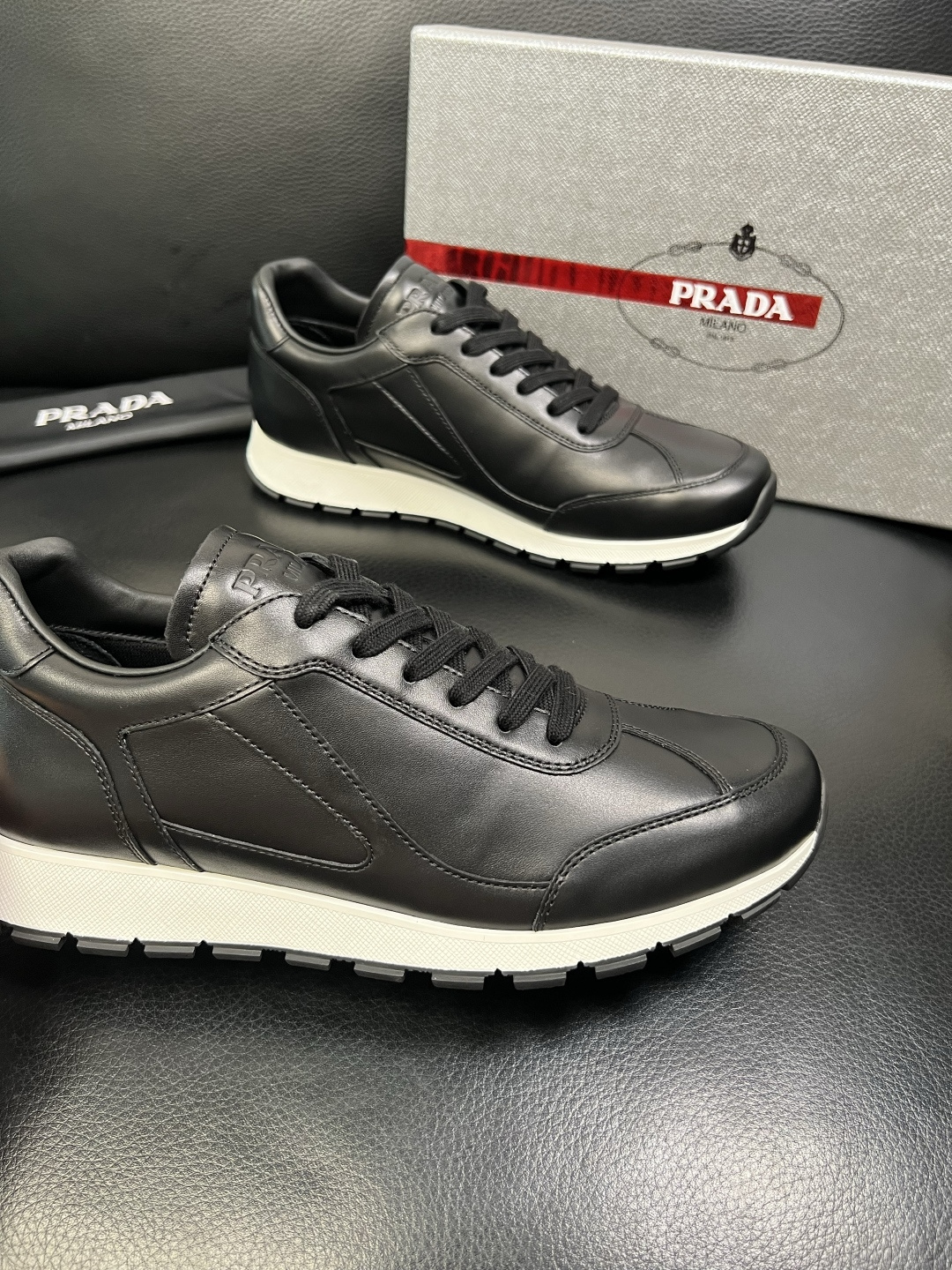 PRADA 高品质 顶级工艺品 普拉达 专柜同步 原厂配置，意大利进口原版牛皮面料，透气舒适进口水染牛里