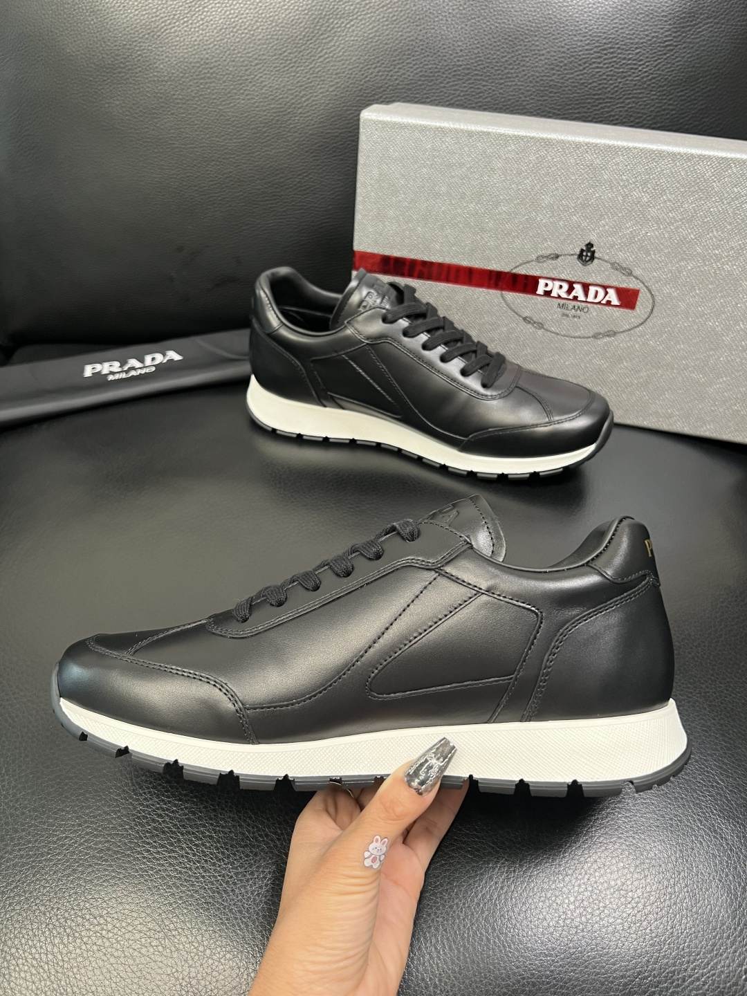 PRADA 高品质 顶级工艺品 普拉达 专柜同步 原厂配置，意大利进口原版牛皮面料，透气舒适进口水染牛里