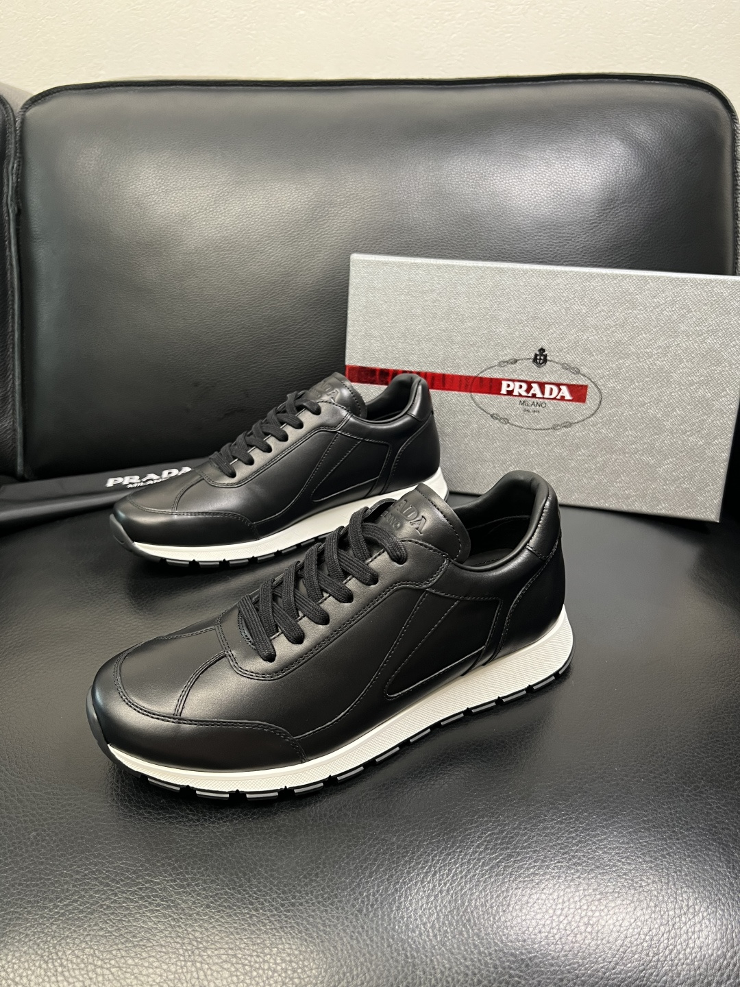 PRADA 高品质 顶级工艺品 普拉达 专柜同步 原厂配置，意大利进口原版牛皮面料，透气舒适进口水染牛里