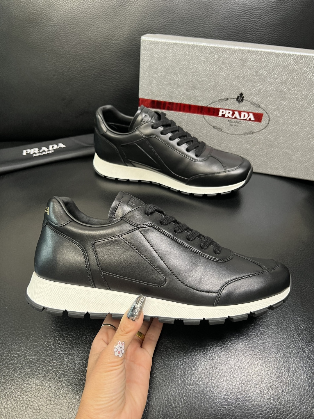 PRADA 高品质 顶级工艺品 普拉达 专柜同步 原厂配置，意大利进口原版牛皮面料，透气舒适进口水染牛里