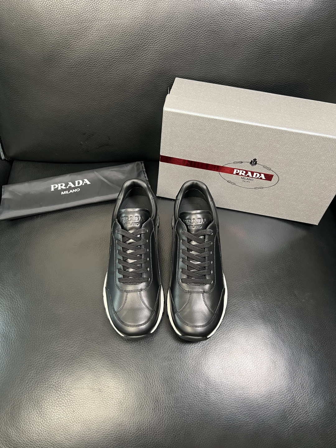 PRADA 高品质 顶级工艺品 普拉达 专柜同步 原厂配置，意大利进口原版牛皮面料，透气舒适进口水染牛里