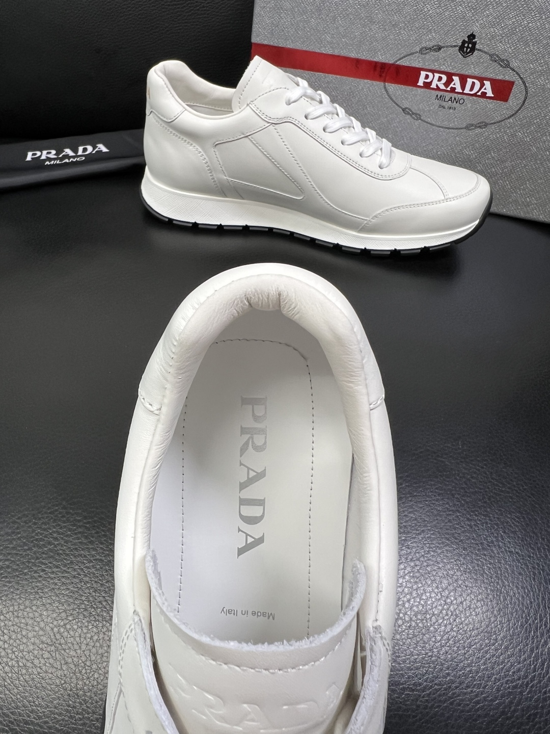 PRADA 高品质 顶级工艺品 普拉达 专柜同步 原厂配置，意大利进口原版牛皮面料，透气舒适进口水染牛里