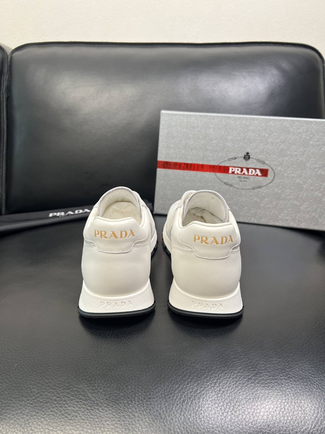 PRADA 高品质 顶级工艺品 普拉达 专柜同步 原厂配置，意大利进口原版牛皮面料，透气舒适进口水染牛里