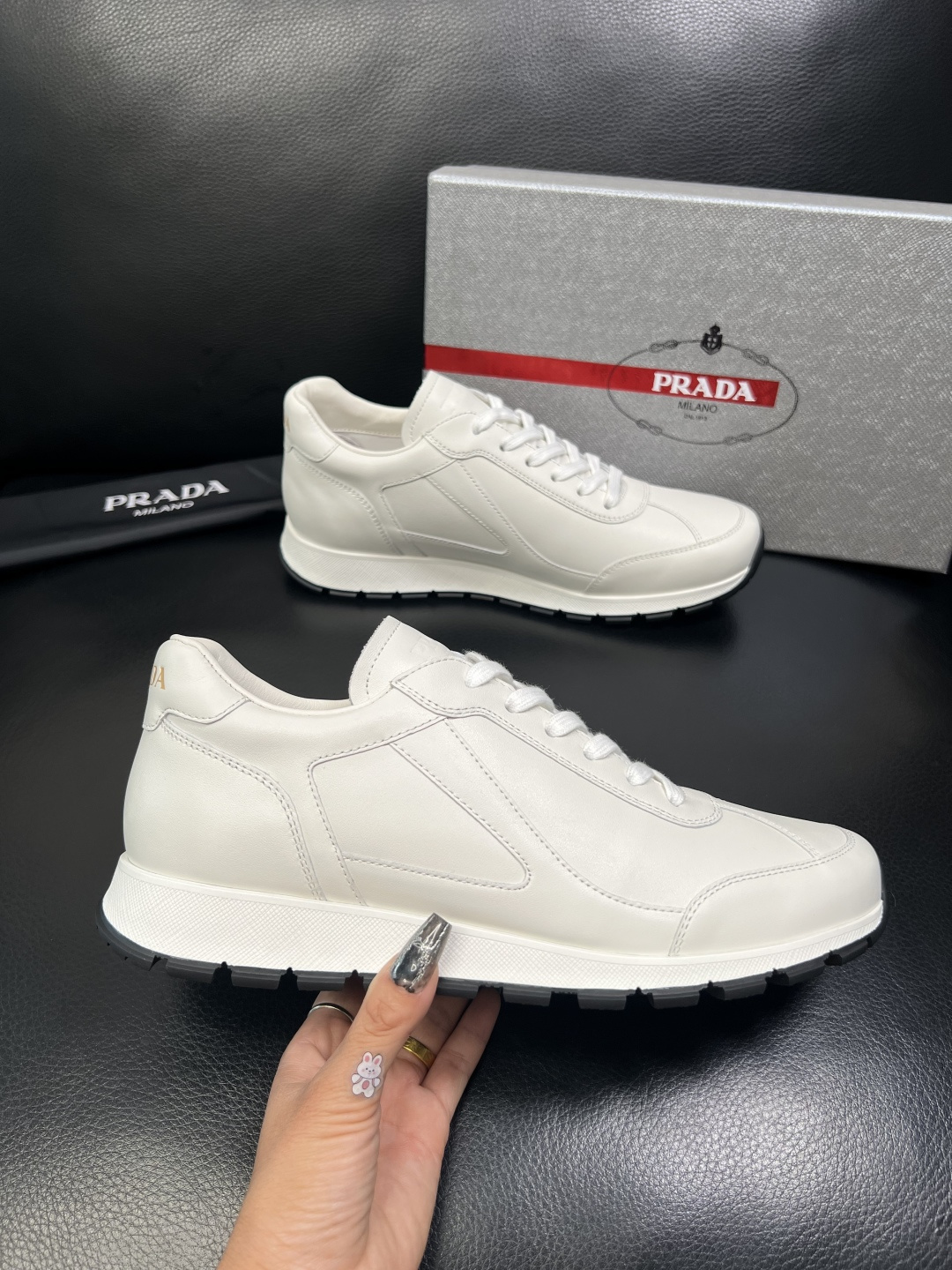 PRADA 高品质 顶级工艺品 普拉达 专柜同步 原厂配置，意大利进口原版牛皮面料，透气舒适进口水染牛里