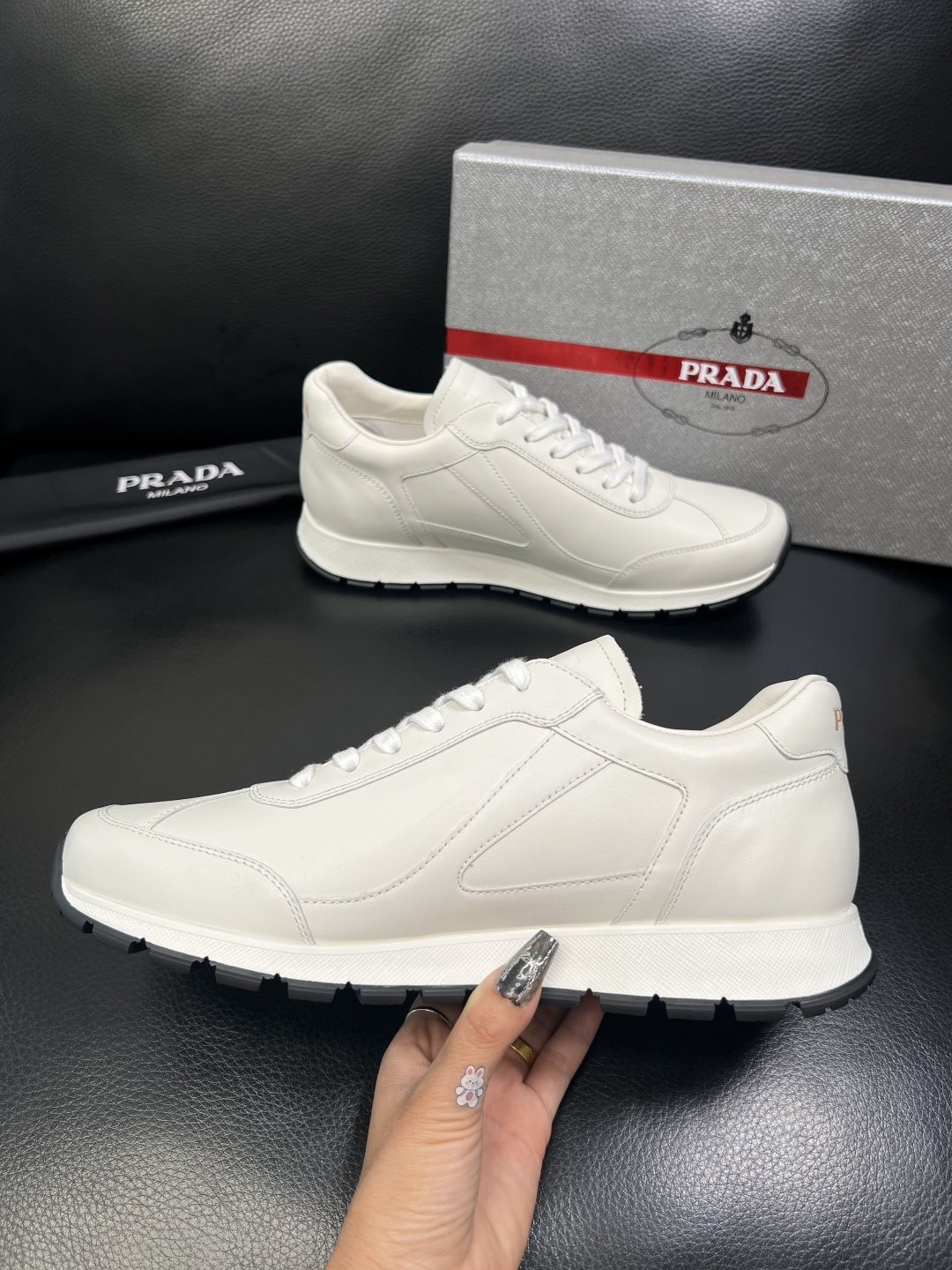 PRADA 高品质 顶级工艺品 普拉达 专柜同步 原厂配置，意大利进口原版牛皮面料，透气舒适进口水染牛里