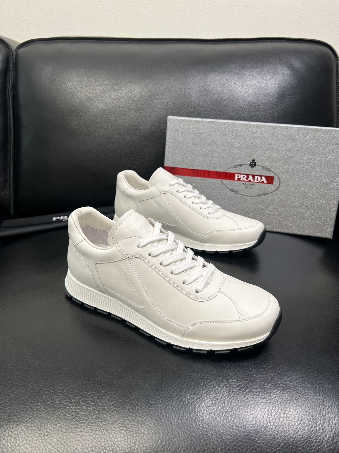 PRADA 高品质 顶级工艺品 普拉达 专柜同步 原厂配置，意大利进口原版牛皮面料，透气舒适进口水染牛里